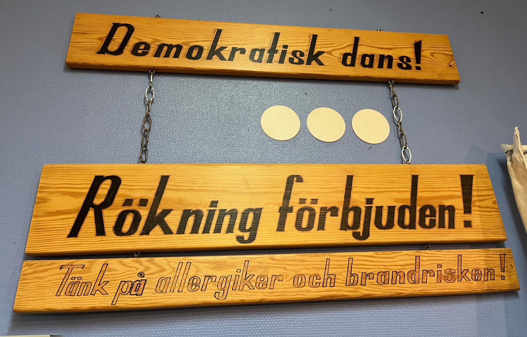 Democratic dance, smoking forbidden Signs stating: "Democratic Dance, smoking forbidden."