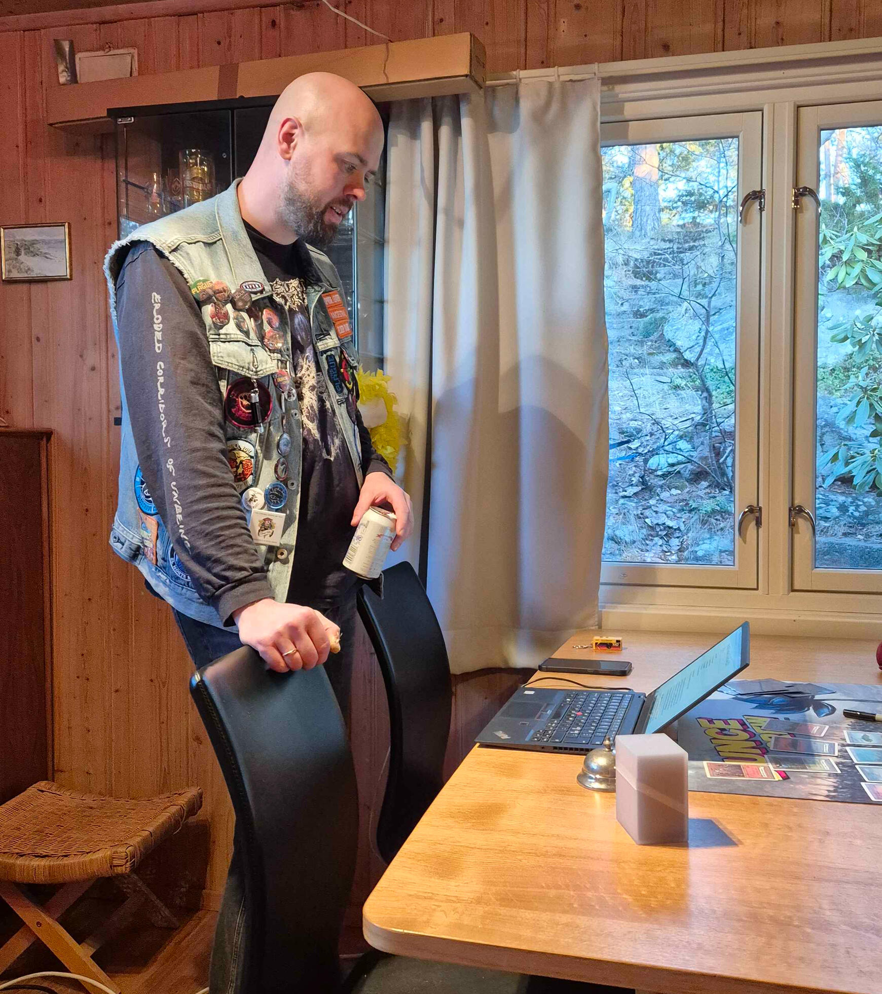 Democratic dance, smoking forbidden Signs stating: "Democratic Dance, smoking forbidden."