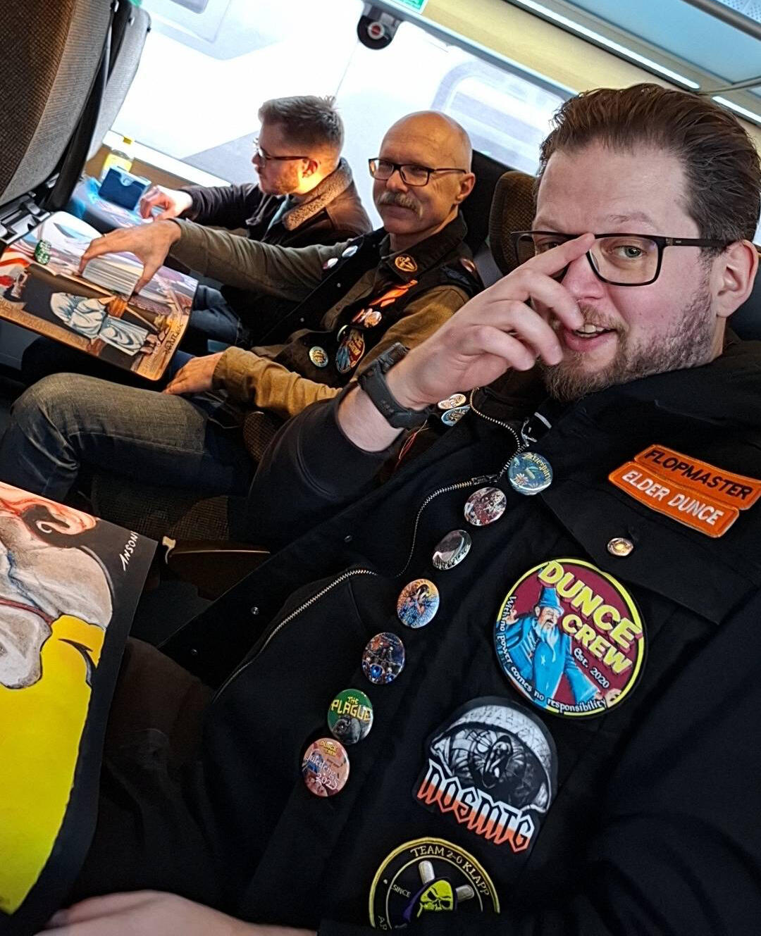 Democratic dance, smoking forbidden Signs stating: "Democratic Dance, smoking forbidden."